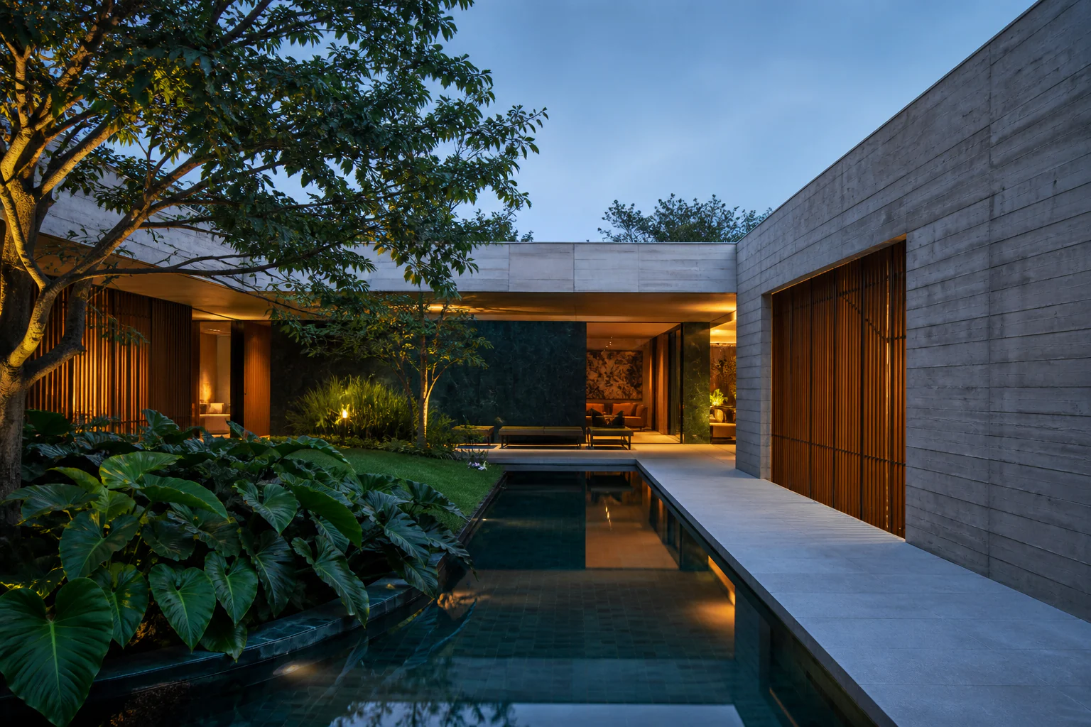 Casa contemporânea organizada ao redor de pátio tropical